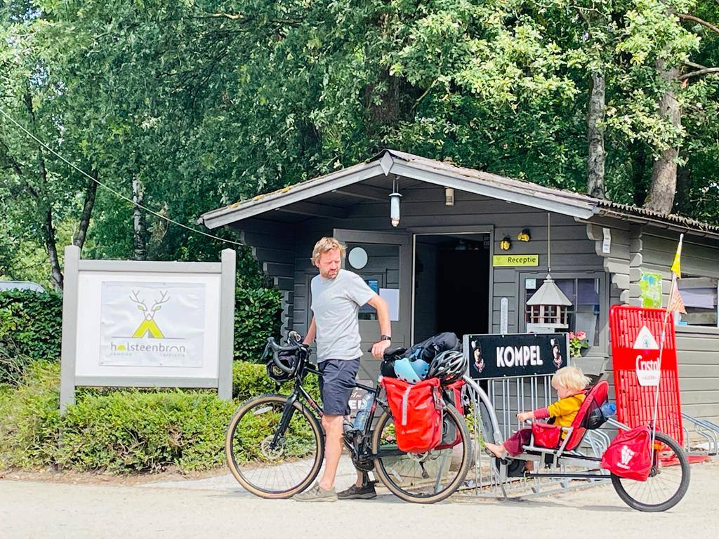 Weehoo aanhangfiets met kind — foto 4