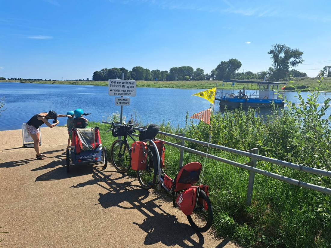 Weehoo aanhangfiets met kind — foto 2