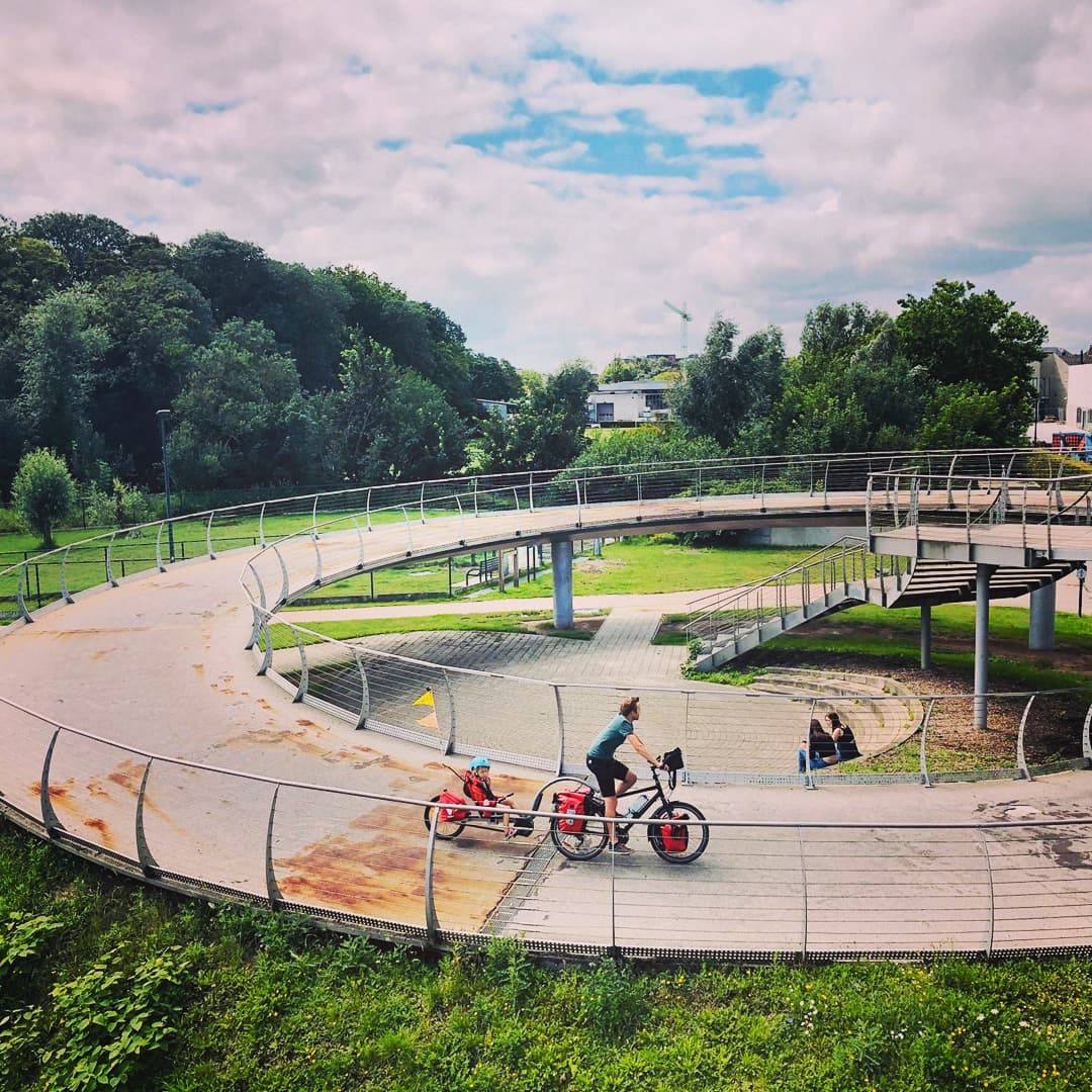 Weehoo aanhangfiets met kind — foto 7